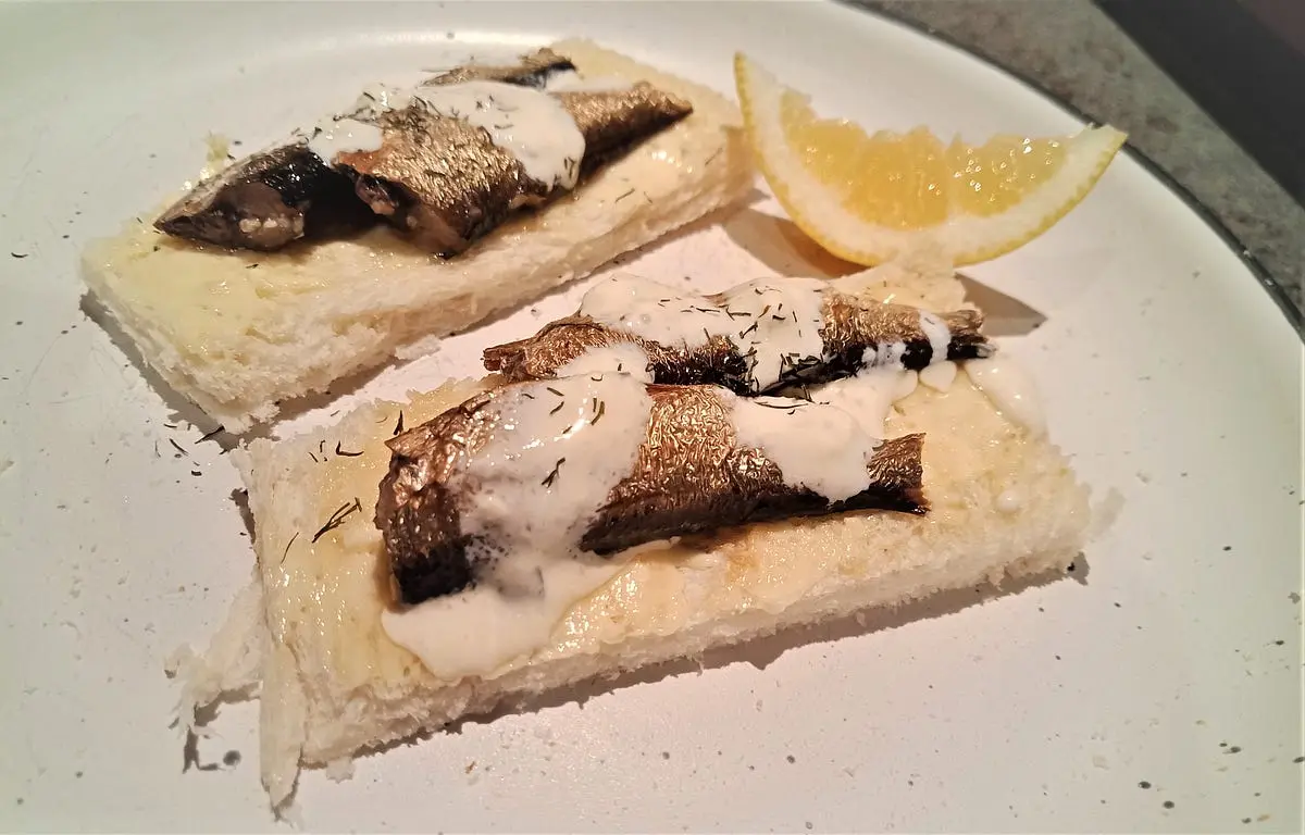 how to eat smoked sprats - Can you eat sprats out of the can