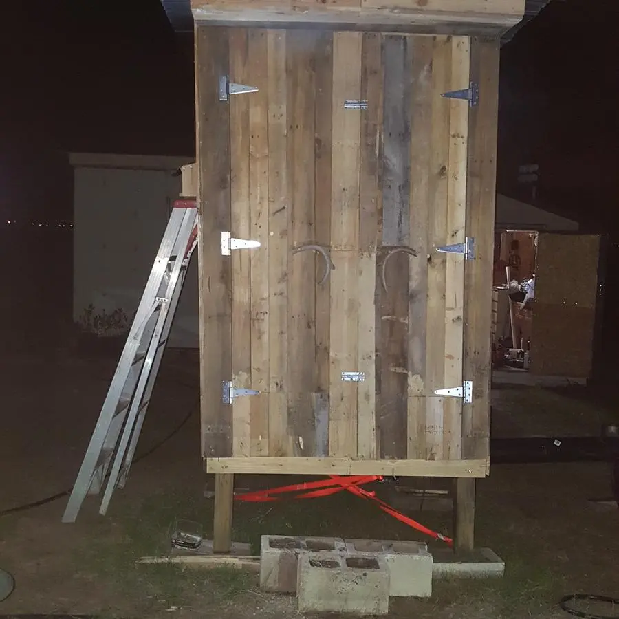 pallet smokehouse - Can you make a smoker out of pallets