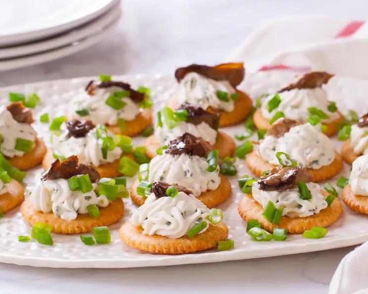 smoked oysters on crackers with cream cheese - Do you eat oysters with crackers
