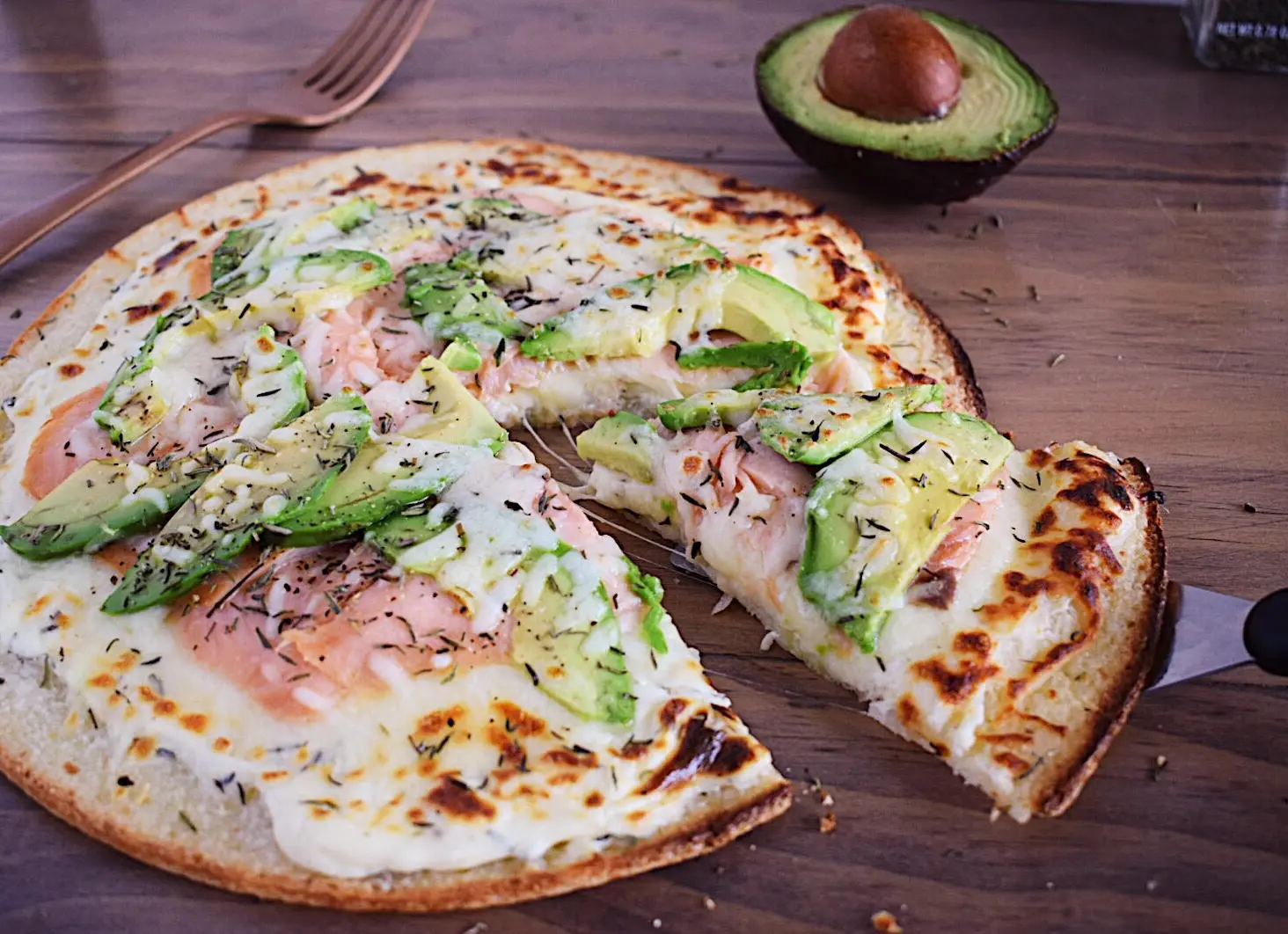 Smoked Salmon and Avocado Pizza - Does avocado on pizza taste good smoked salmon and avocado pizza - Does avocado on pizza taste good