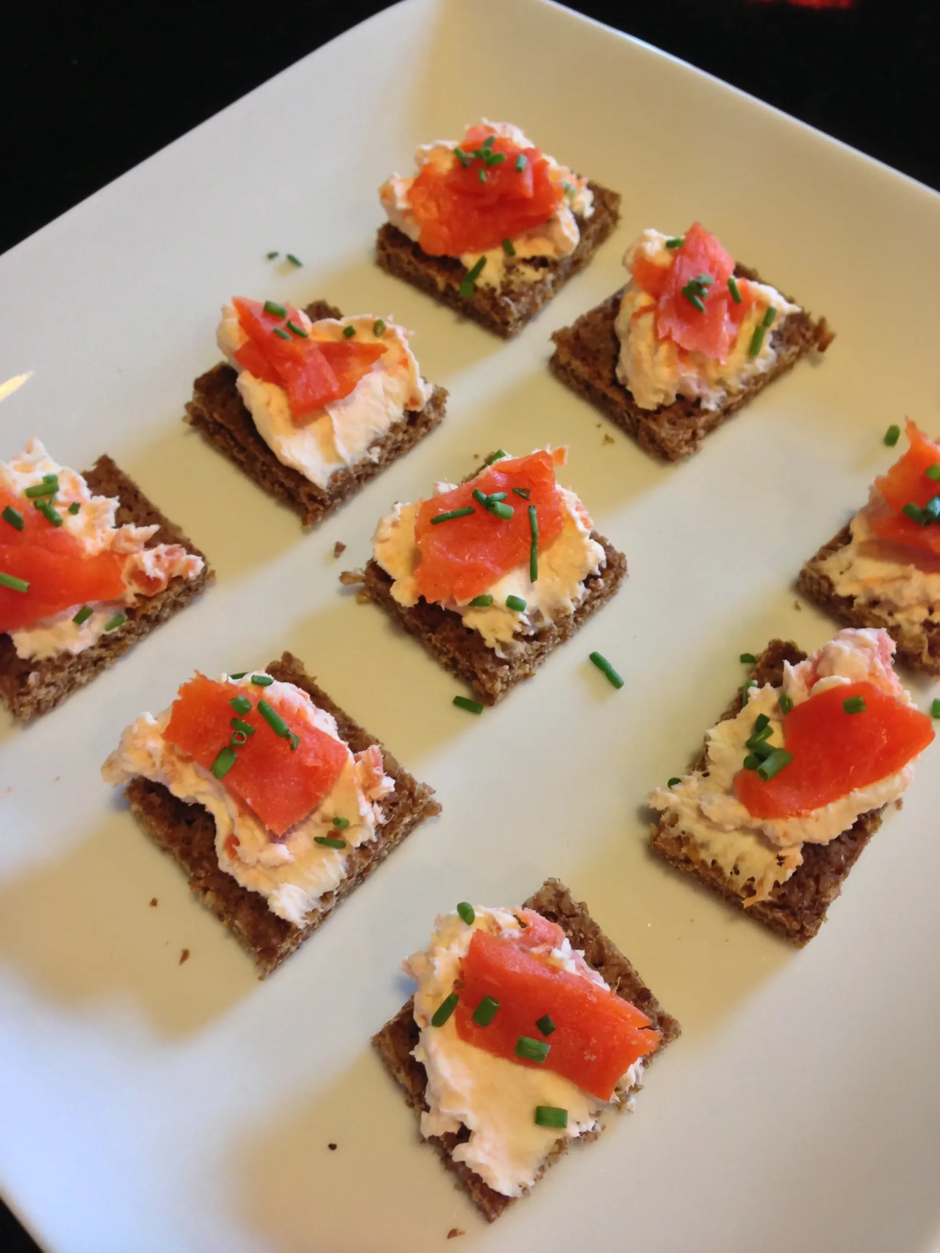 smoked salmon on pumpernickel - How do Russians eat smoked salmon