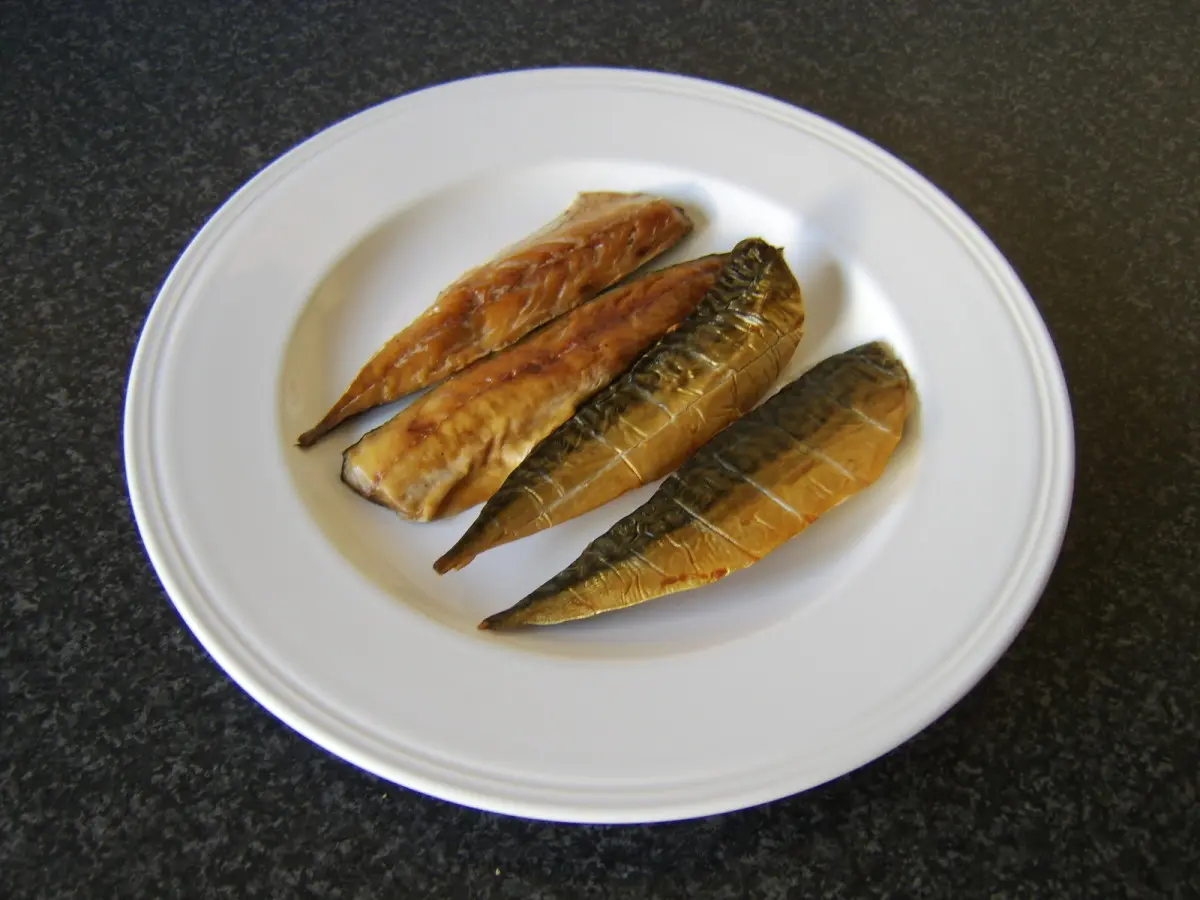 how to eat smoked mackerel - How do you eat whole smoked mackerel