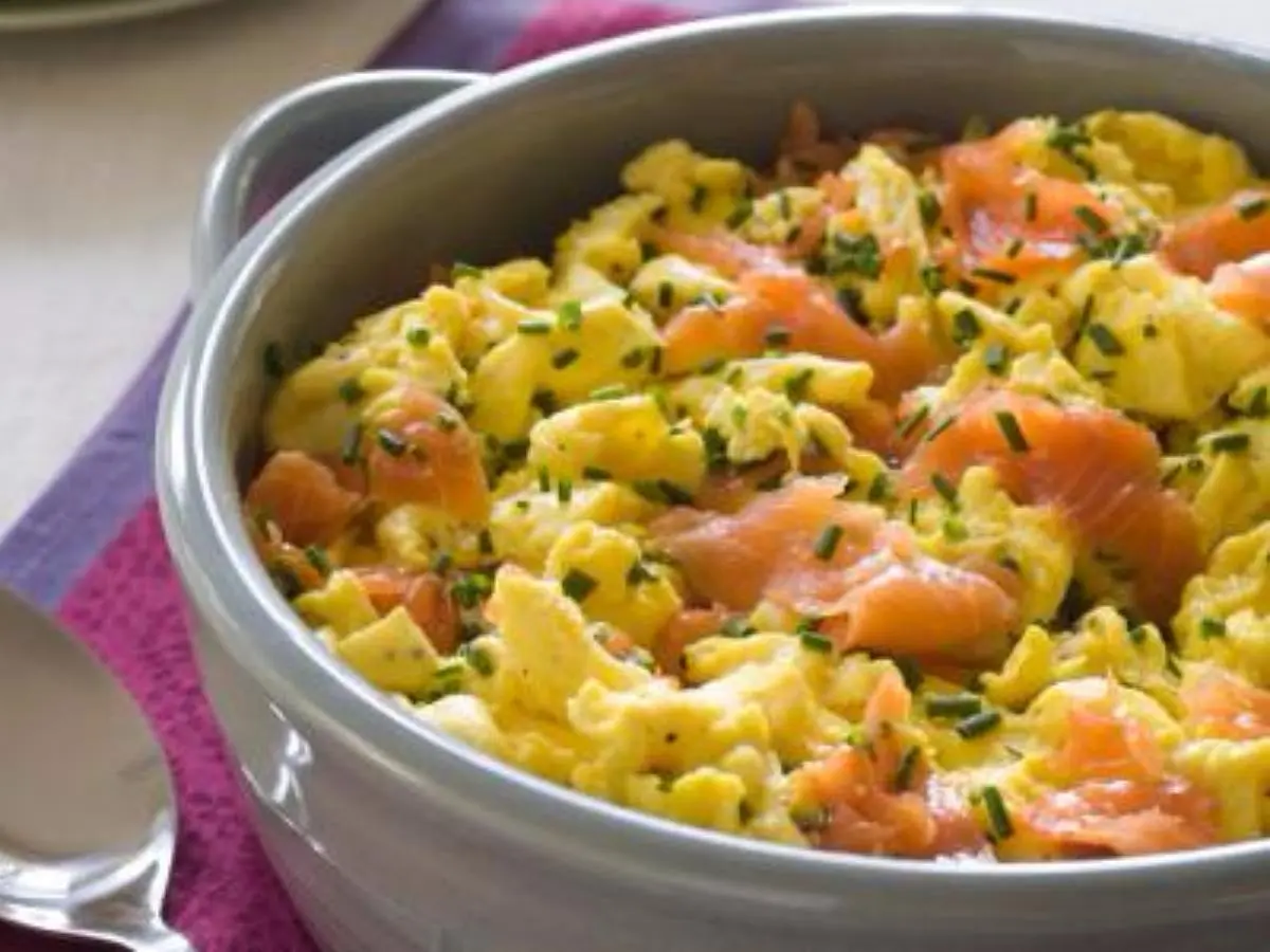 how many calories in scrambled eggs and smoked salmon - How many calories are in 2 scrambled eggs