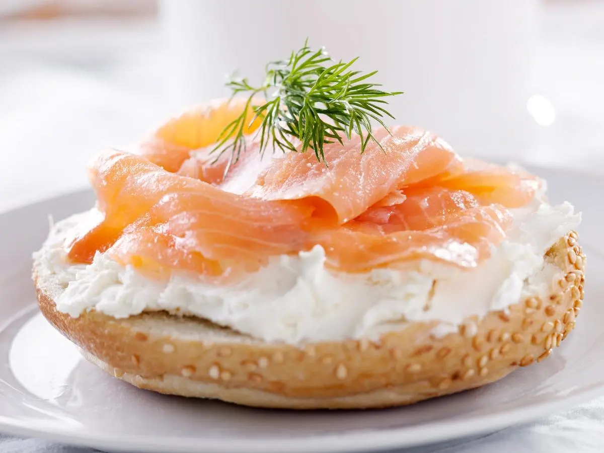 calories in a bagel with cream cheese and smoked salmon - How many calories in a bagel with cream cheese