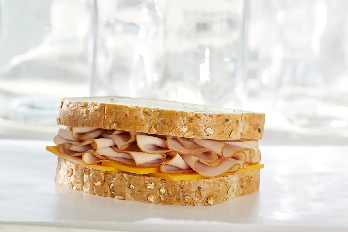 smoked turkey and cheese sandwich - How many calories in a smoked turkey cheese sandwich