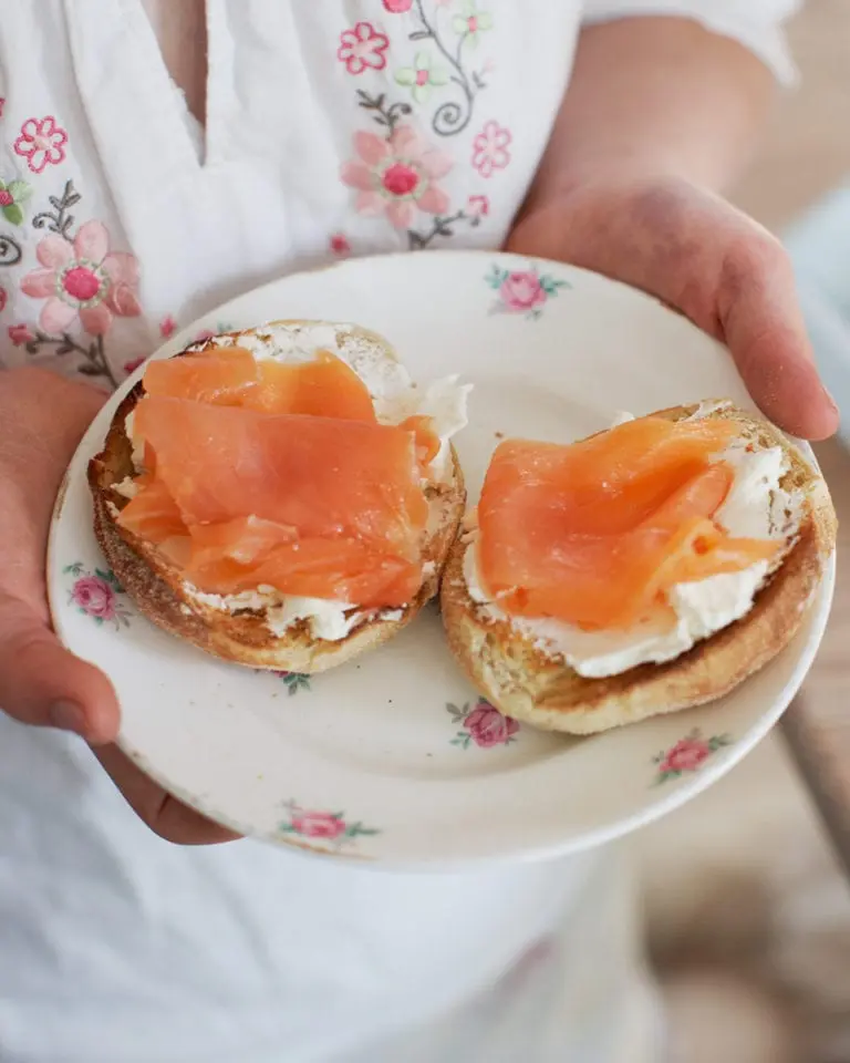 english muffin with smoked salmon and cream cheese - How many calories is an English muffin with cream cheese