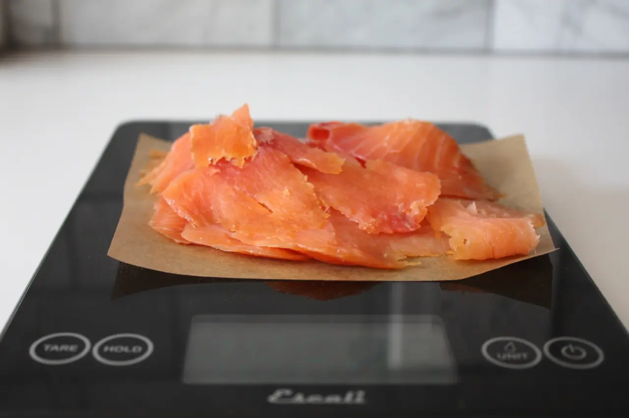 how many slices of smoked salmon is 100g - How many grams is a slice of smoked salmon