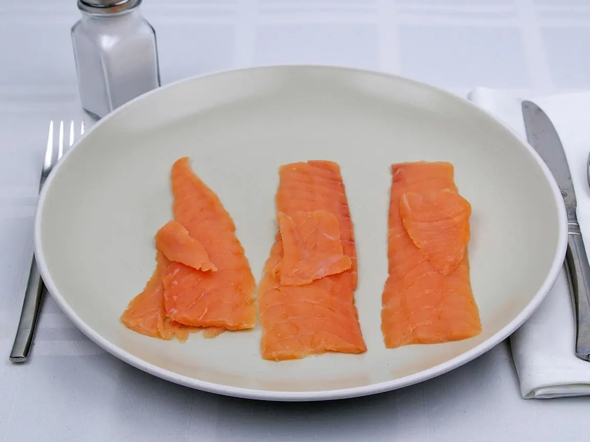 how many calories smoked salmon - How many slices is 100g smoked salmon