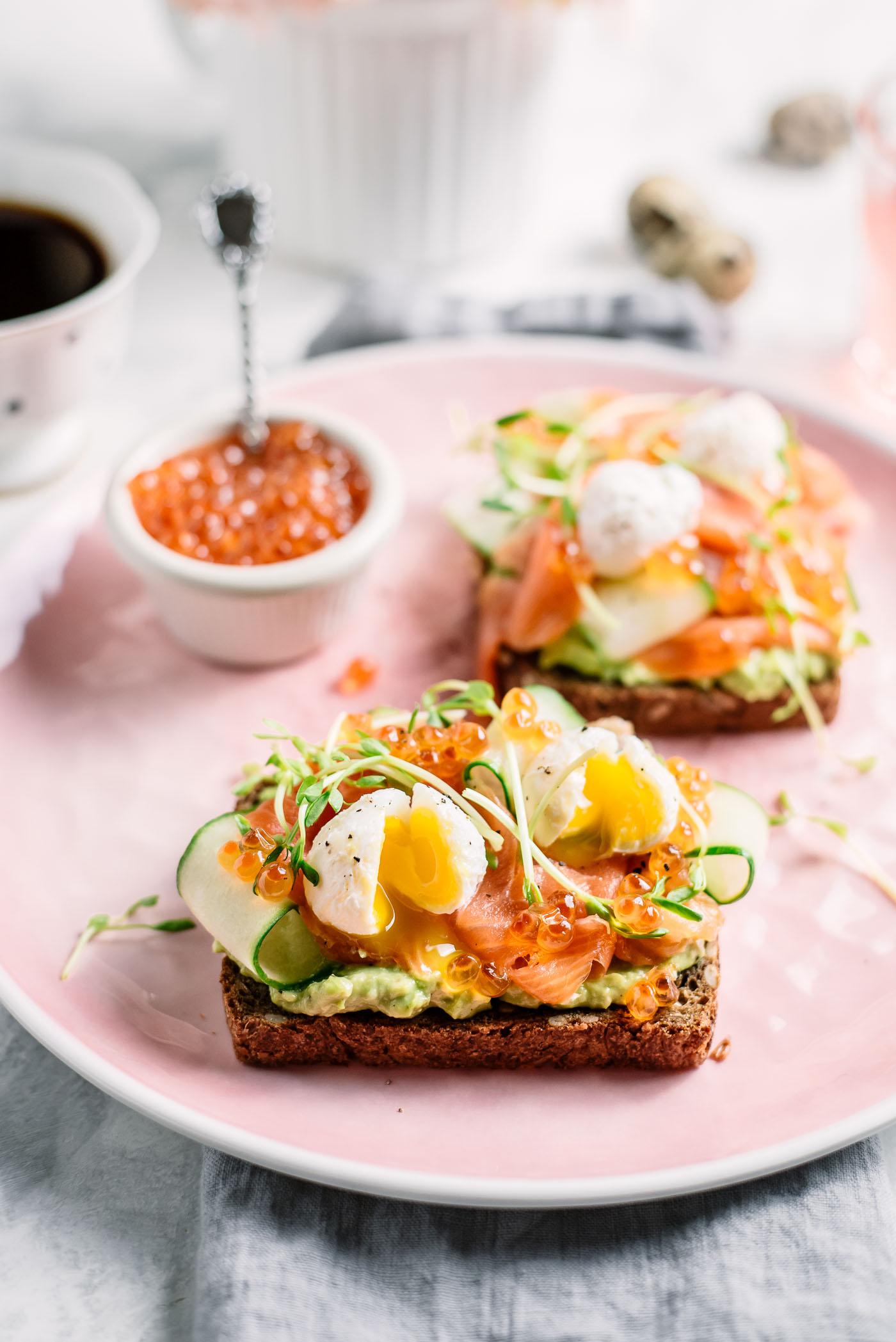 avocado toast smoked salmon poached egg - Is avocado and poached egg good for you