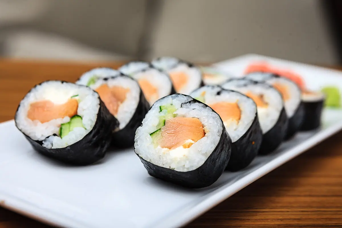 is smoked salmon cooked in sushi - Is salmon in sushi cooked