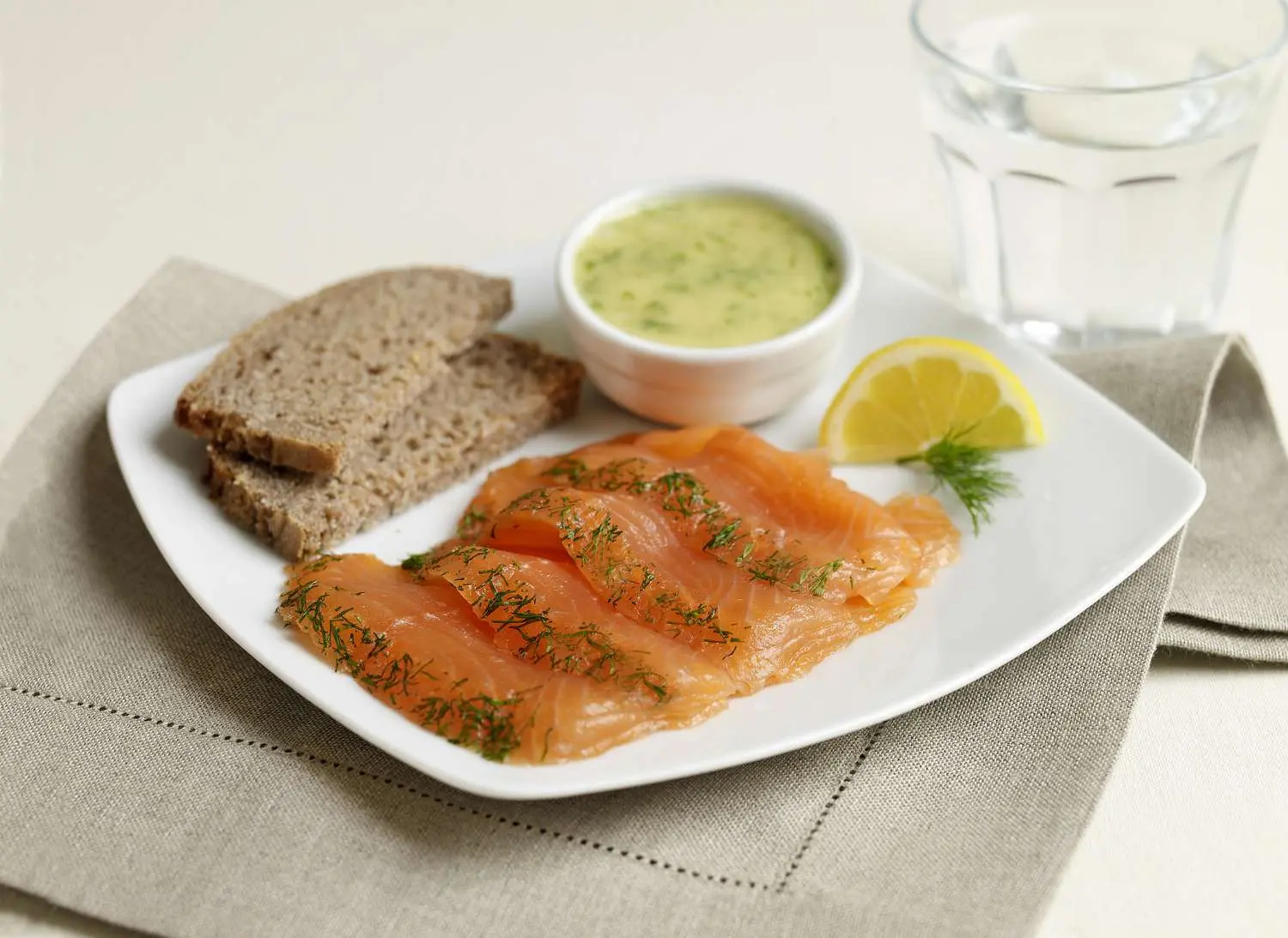 sauce for smoked salmon - What condiments go with salmon