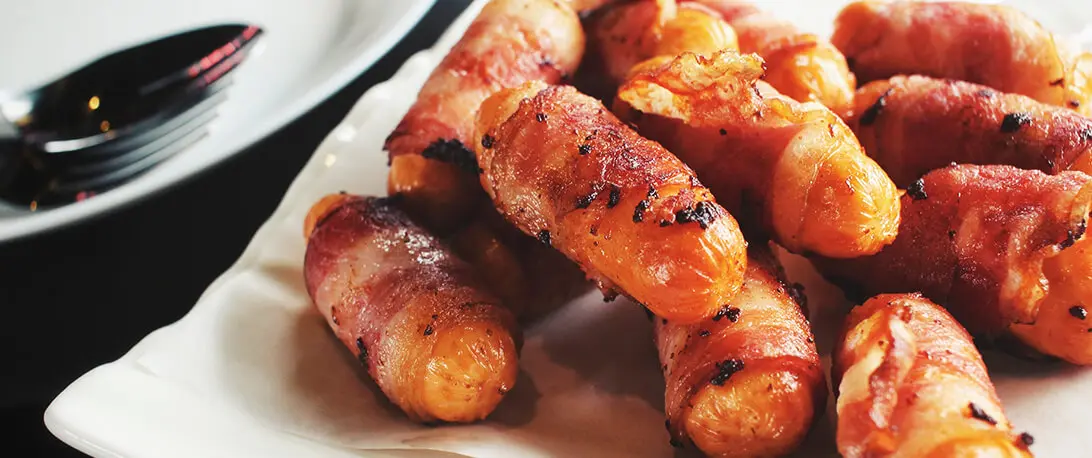 pigs in blankets smoked or unsmoked bacon - What do Americans call sausages wrapped in bacon
