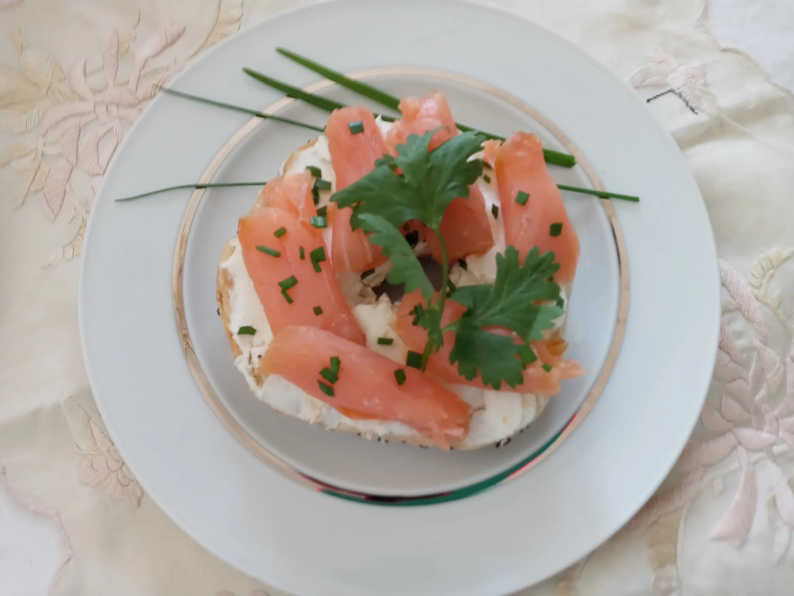 norwegian smoked salmon sandwich - What do Norwegians eat with smoked salmon
