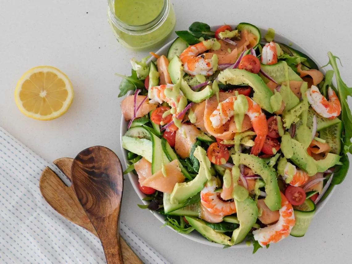 smoked salmon and prawn salad - What does a salmon salad contain