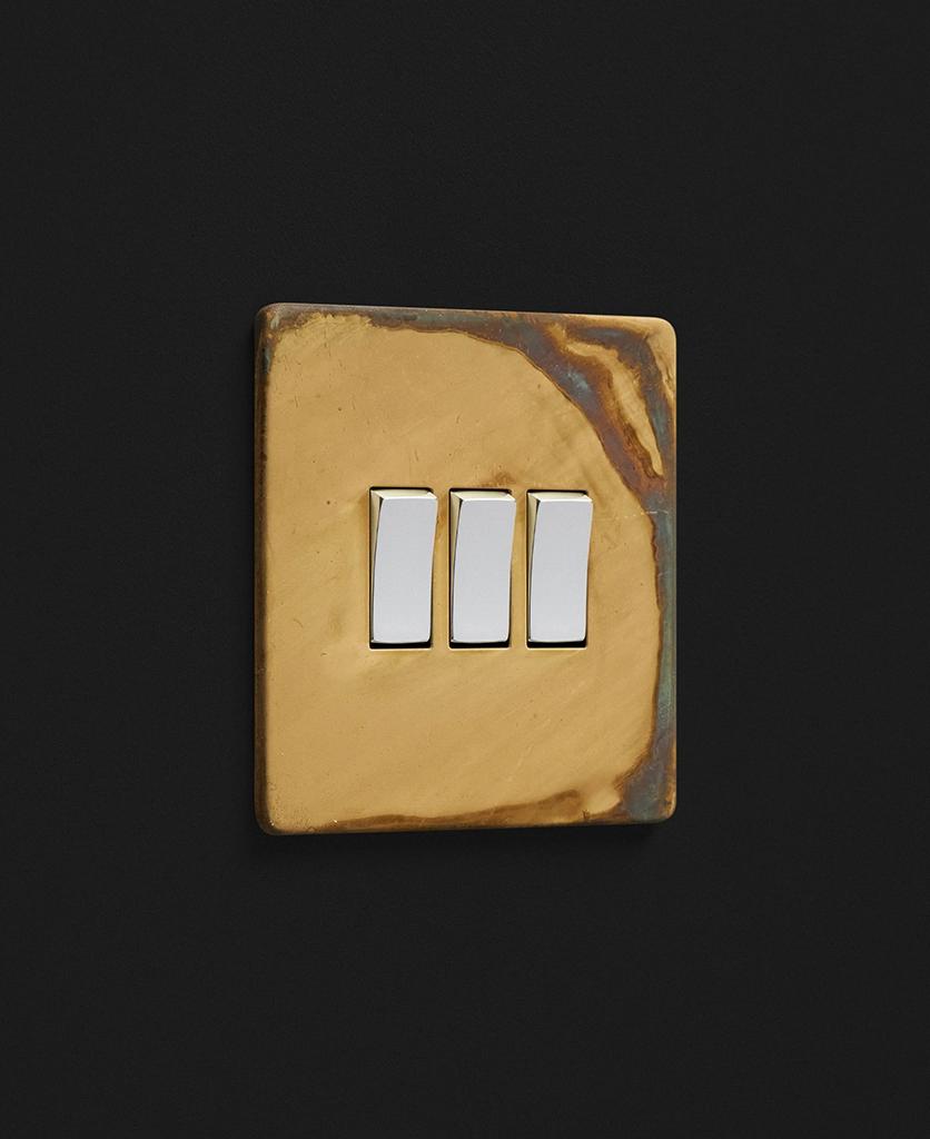 smoked gold light switch - What does C mean on light switch