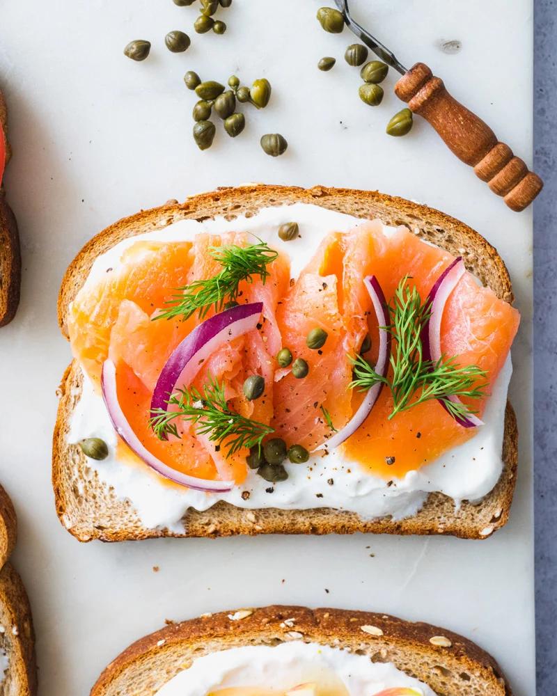 what to eat with smoked salmon - What does smoked salmon match with