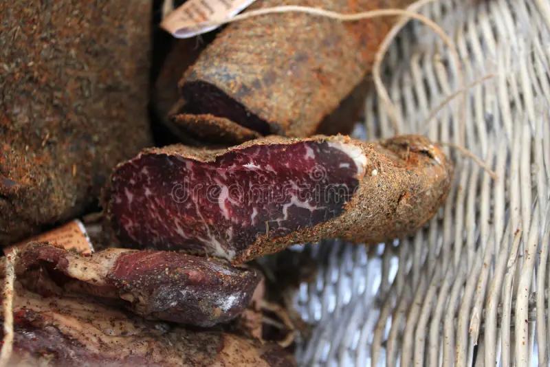 seasoned smoked beef served in thin slices - What is a highly seasoned smoked beef typically served in thin slices likely from Romanian via Yiddish