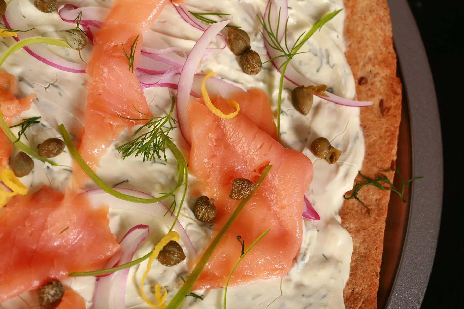 delicious-smoked-salmon-pizza-with-white-sauce-a-flavorful-twist