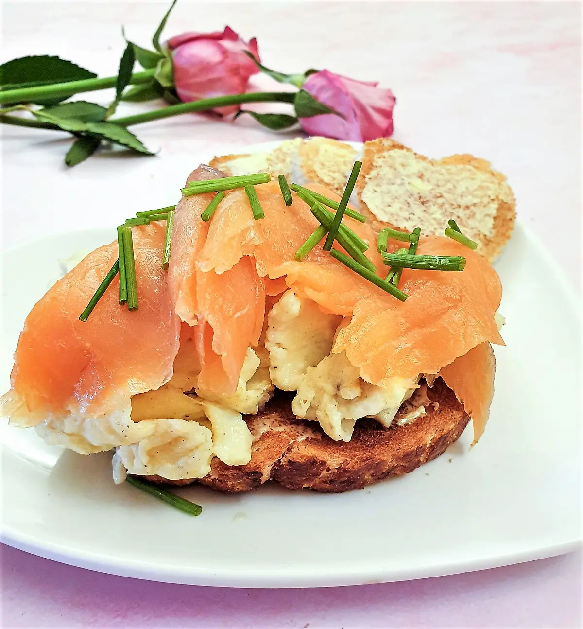 what sauce goes with smoked salmon and scrambled eggs - What kind of sauce do you put on scrambled eggs