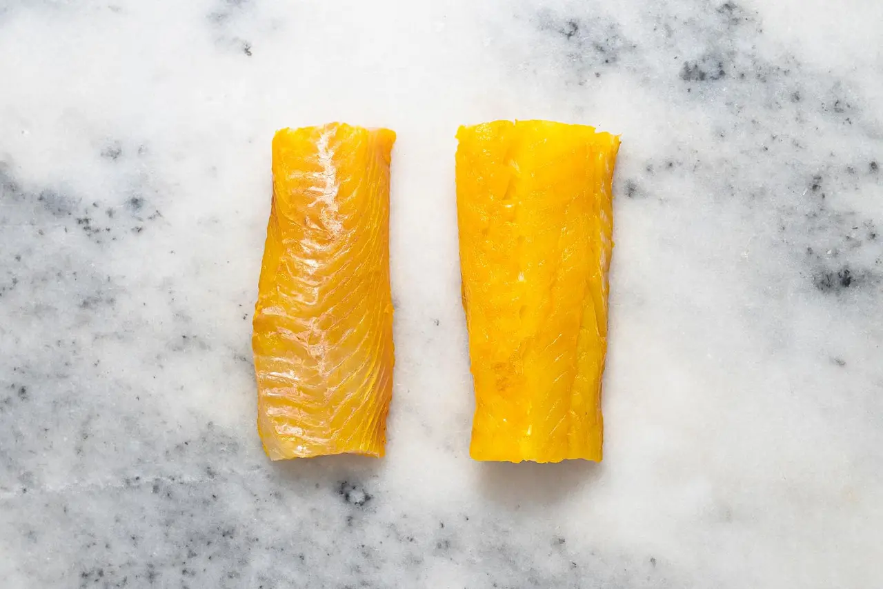 difference between white and yellow smoked haddock - What's the difference between dyed and undyed haddock