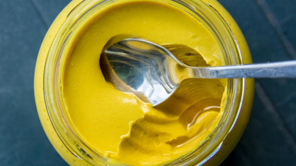 smoked mustard - Why do people put mustard on meat before frying